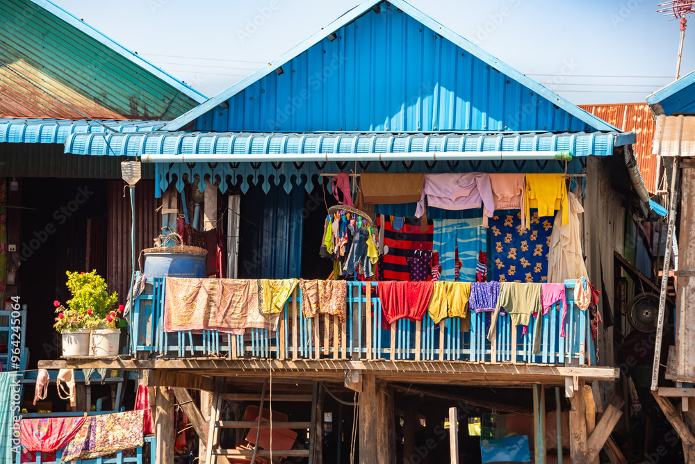 Obraz premium Floating village in Cambodia with traditional wooden houses