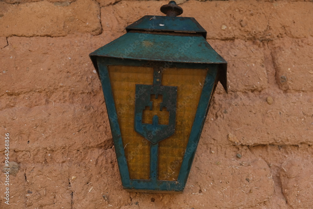 Farolillo de pared de adobe que ilumina Farolillo de pared de adobe que ilumina