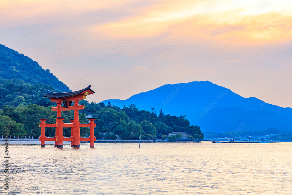 夕刻の夏の嚴島神社 満潮時 広島県廿日市市 Itsukushima Shrine in the evening in summer. At high tide. Hiroshima Pref, Hatsukaichi City. 夕刻の夏の嚴島神社 満潮時 広島県廿日市市 Itsukushima Shrine in the evening in summer. At high tide. Hiroshima Pref, Hatsukaichi City.