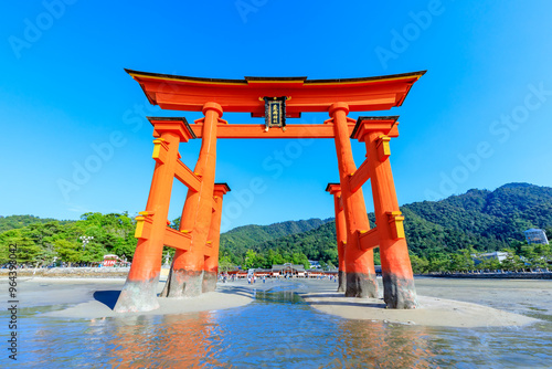 夏の嚴島神社　干潮時　広島県廿日市市　Itsukushima Shrine in summer. At low tide. Hiroshima Pref, Hatsukaichi City. photo