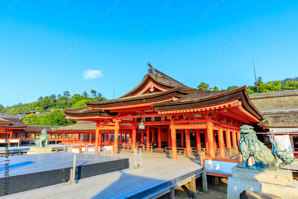 Fototapeta premium 夏の嚴島神社 干潮時 広島県廿日市市 Itsukushima Shrine in summer. At low tide. Hiroshima Pref, Hatsukaichi City.