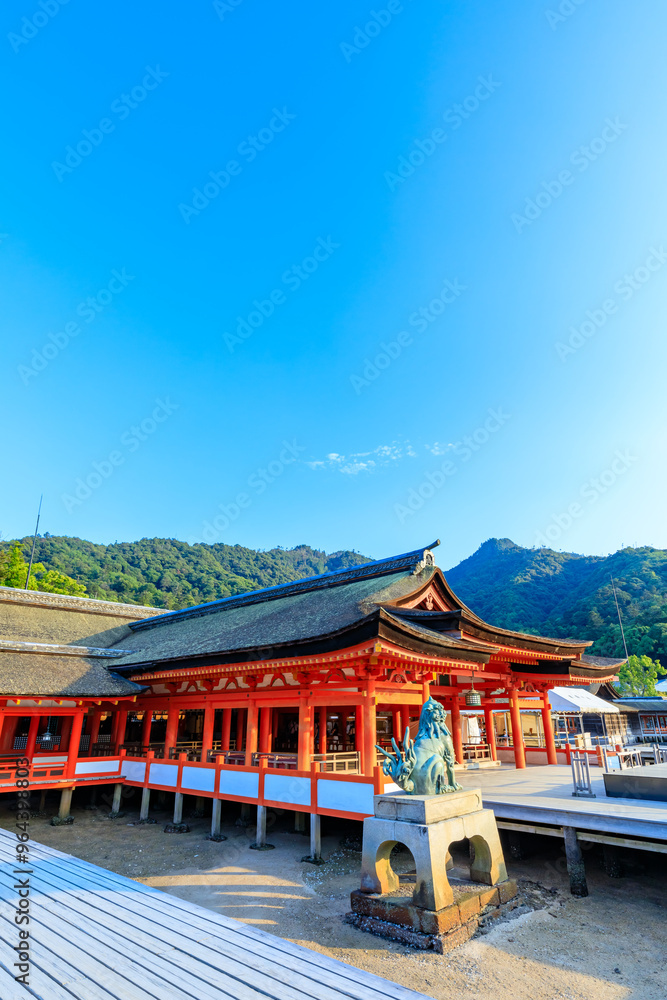 Naklejka premium 夏の嚴島神社 干潮時 広島県廿日市市 Itsukushima Shrine in summer. At low tide. Hiroshima Pref, Hatsukaichi City.