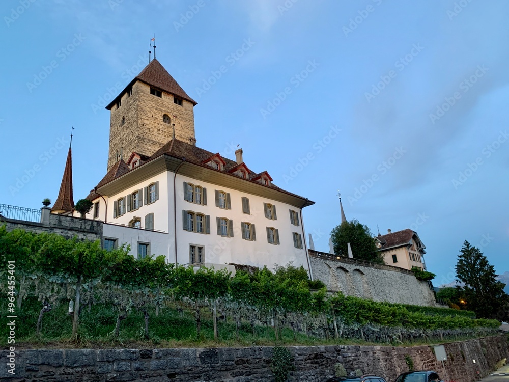 Schloss Spiez mit Schlosskirche am Thunersee Schlossgebäude / Burg im Kanton Bern / Berner Oberland - Schweiz im Abendlicht Schloss Spiez mit Schlosskirche am Thunersee Schlossgebäude / Burg im Kanton Bern / Berner Oberland - Schweiz im Abendlicht
