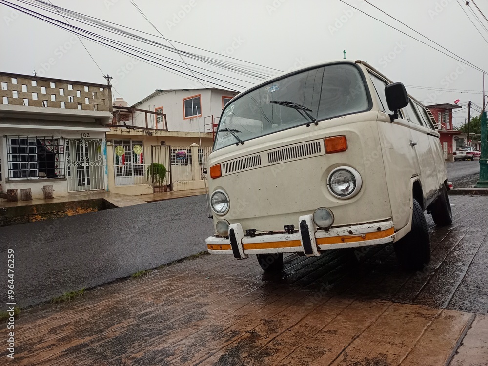 Fototapeta premium Combi estacionada en día lluvioso
