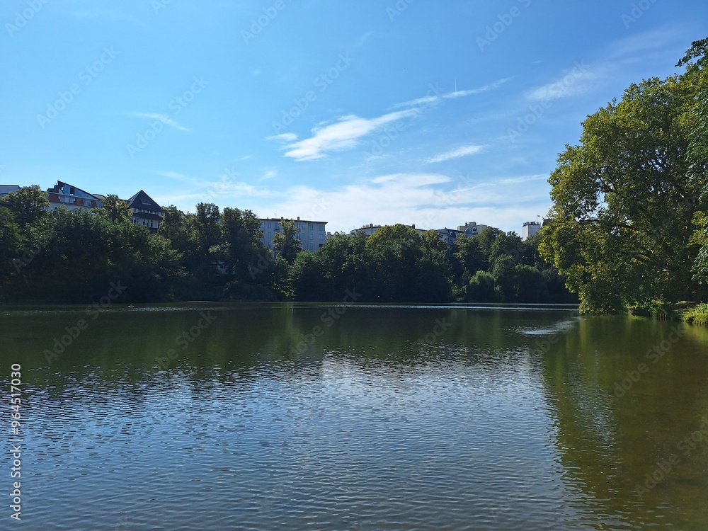 Fototapeta premium Panorama des Lietzensee, Berlin Charlottenburg Wilmersdorf: Ein Stück Natur in der Stadt, ein ruhiger See in einem schönen Park, beliebter Ort für Freizeit und Ausflüge im Sommer und Frühling