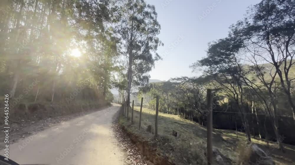 Dirigindo nas estradas de terra da Serra da Mantiqueira. Dirigindo nas estradas de terra da Serra da Mantiqueira.