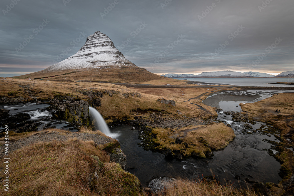 Fototapeta premium Kirkjufellsfoss in a moody day