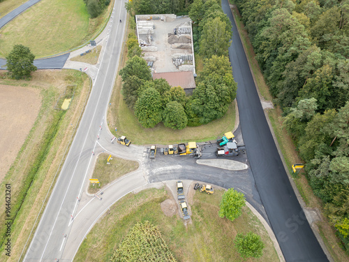 Sanierung einer Landstrasse durch den Strassenbau und Asphaltbau photo