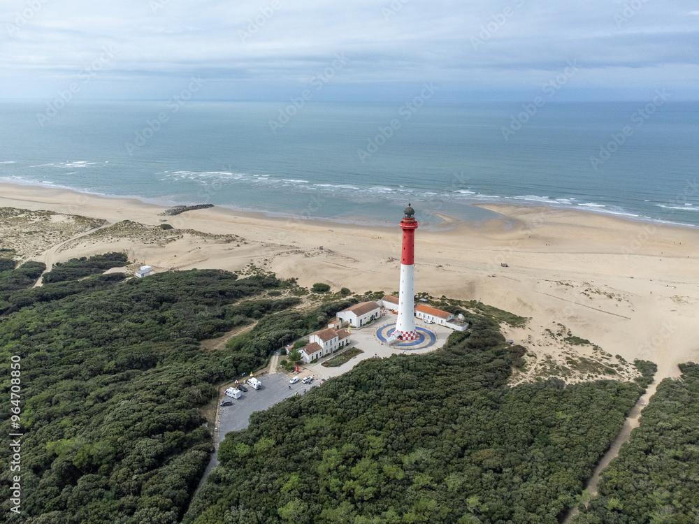 Vue aérienne du Phare de La Coubre et de son environnement (bâtiments, plage, dune et océan). Vue aérienne du Phare de La Coubre et de son environnement (bâtiments, plage, dune et océan).