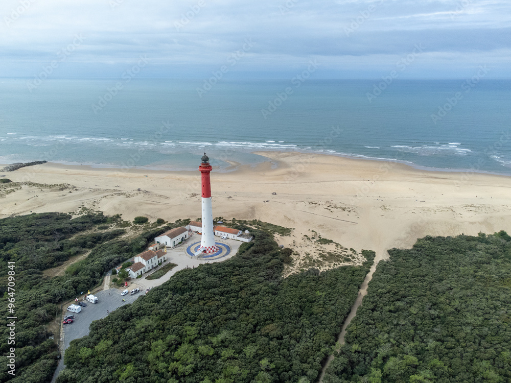 Vue aérienne du Phare de La Coubre et de son environnement (bâtiments, plage, dune et océan). Vue aérienne du Phare de La Coubre et de son environnement (bâtiments, plage, dune et océan).