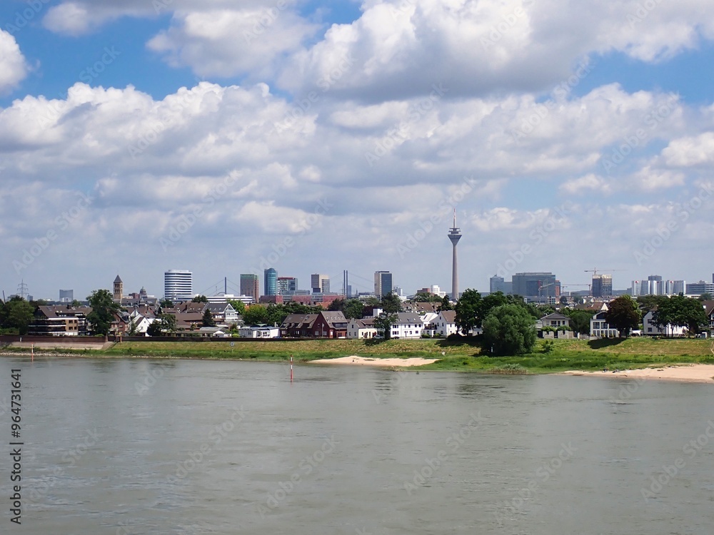 Naklejka premium Panorama von Düsseldorf mit Blick auf den Fernsehturm