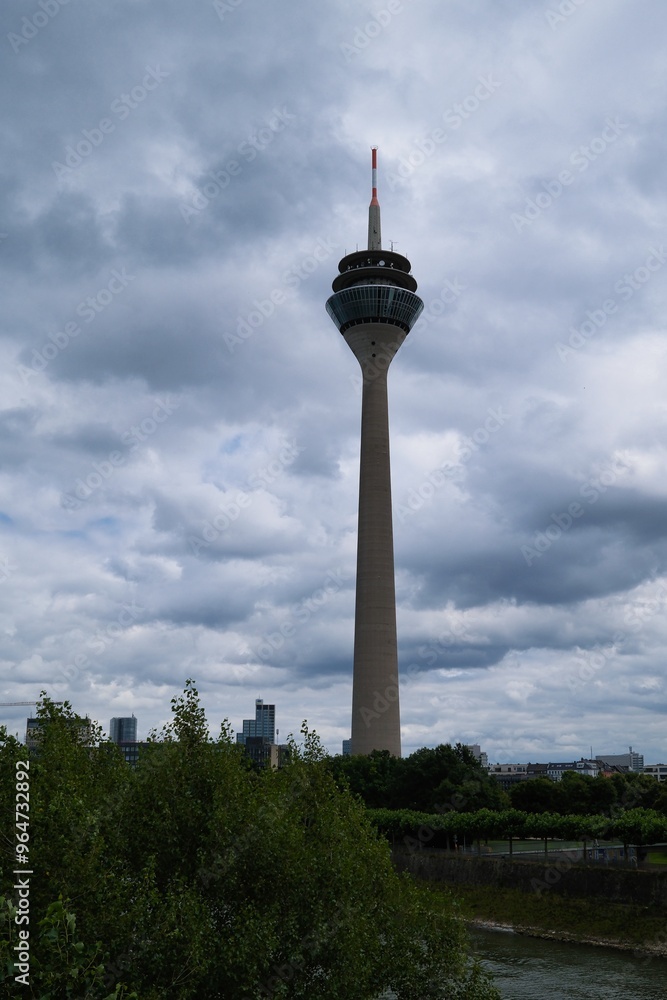 Fototapeta premium Panorama von Düsseldorf mit Blick auf den Fernsehturm