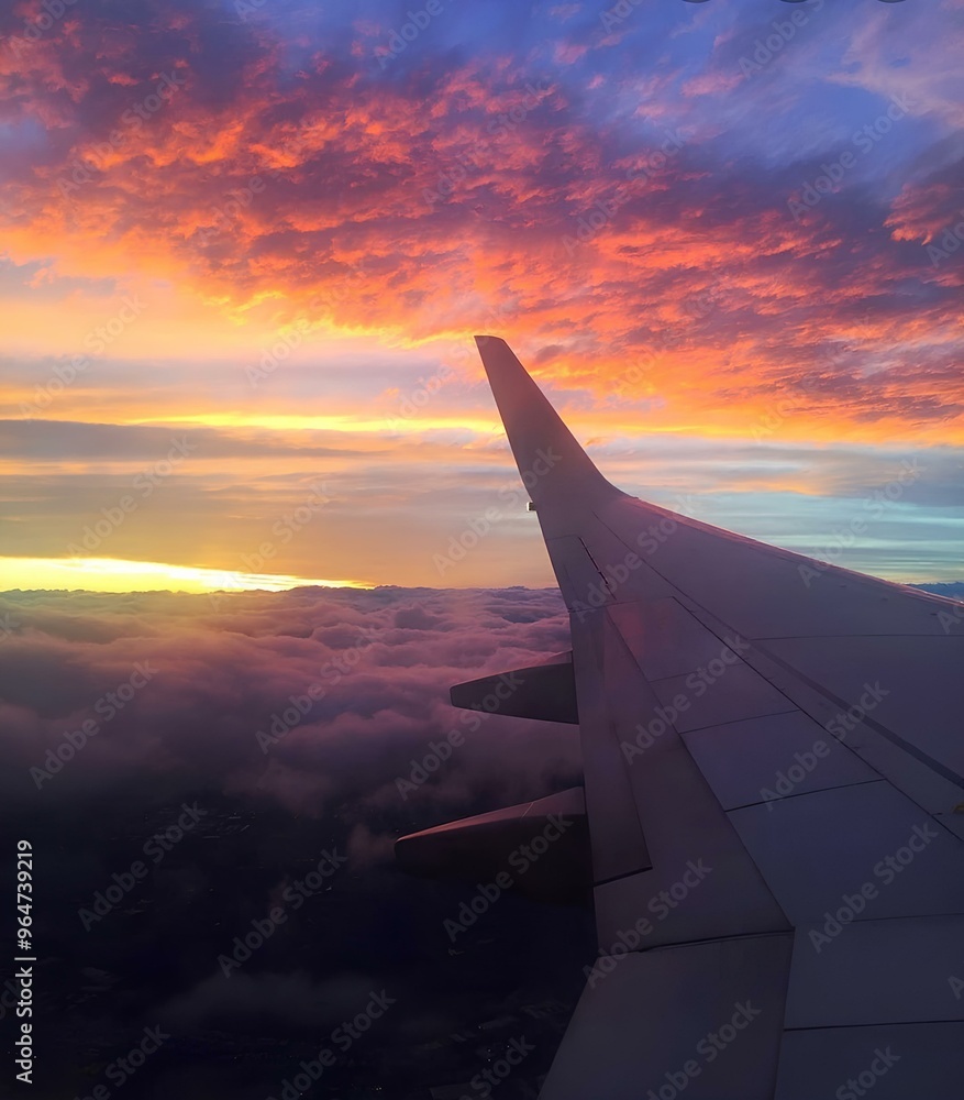 Obraz premium Short and Sweet: Sunset Flight Aerial View Golden Hour Wingspan Cloud Nine Descriptive and Evocative: Above the World Nature's Canvas Serene Skies Sunset Symphony A Painter's Palette Intriguing and My