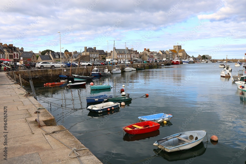 Fototapeta premium Le port d'échouage, port de pêche et port de plaisance, village de Barfleur, département de la Manche, France