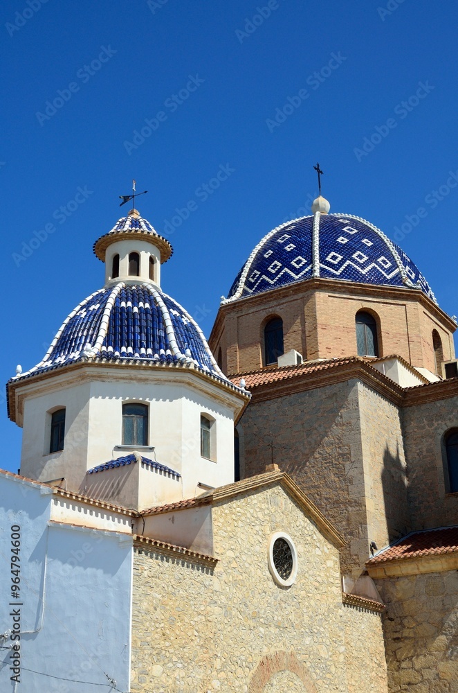 Cúpulas de mosaico azul de la Iglesia de Nuestra Señora del Consuelo en Altea, Costa Blanca, provincia de Alicante, Comunidad Valenciana, España. Cúpulas de mosaico azul de la Iglesia de Nuestra Señora del Consuelo en Altea, Costa Blanca, provincia de Alicante, Comunidad Valenciana, España.