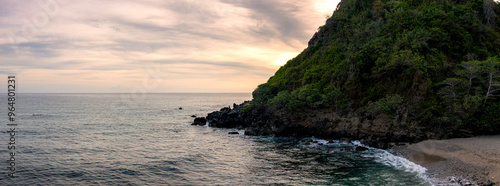 Obraz na płótnie Panoramic view of beautiful and colorful sunrise at the Caribbean beach w salonie