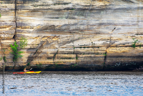 Φωτογραφία A kayaker paddles past some Cambrian sandstone bluffs along the Wisconsin River in the Wisconsin Dells
