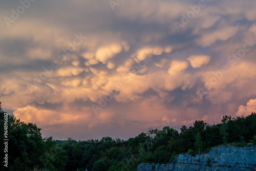 un ciel orageux composé de nuages ronds photo