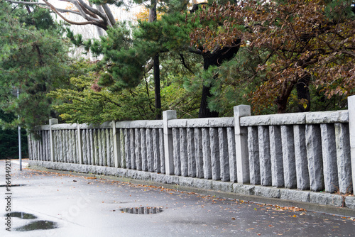 雨あがりの玉垣のある道路
