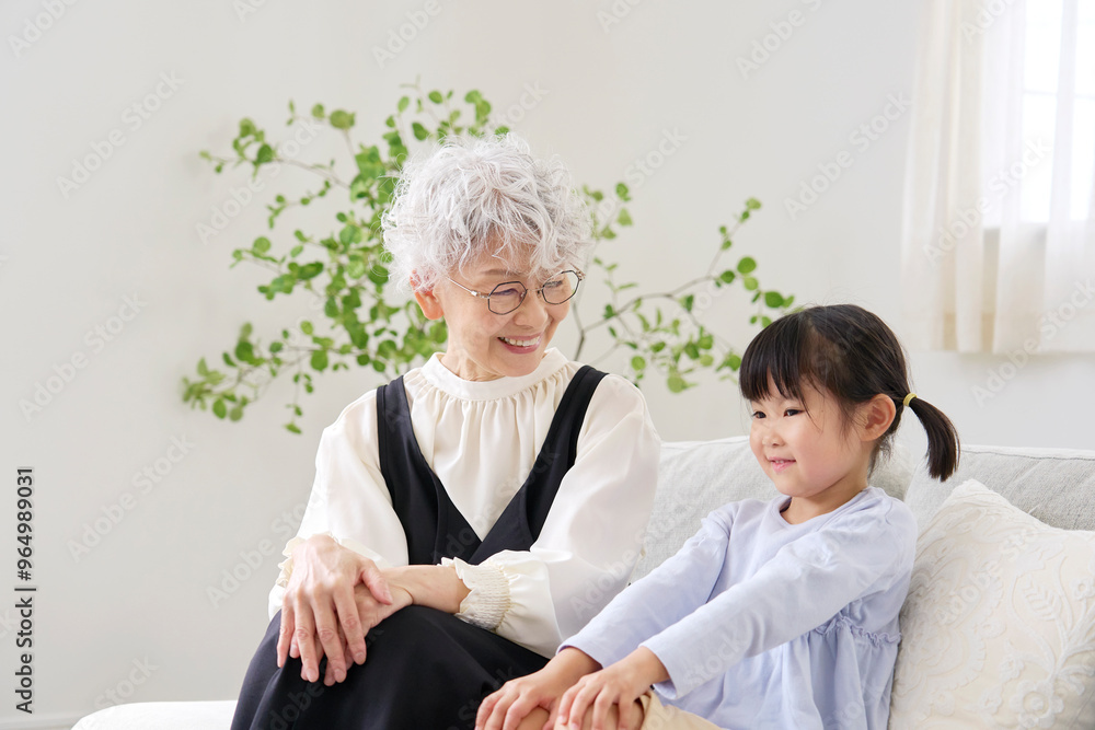 Fototapeta premium リビングで話す祖母と孫