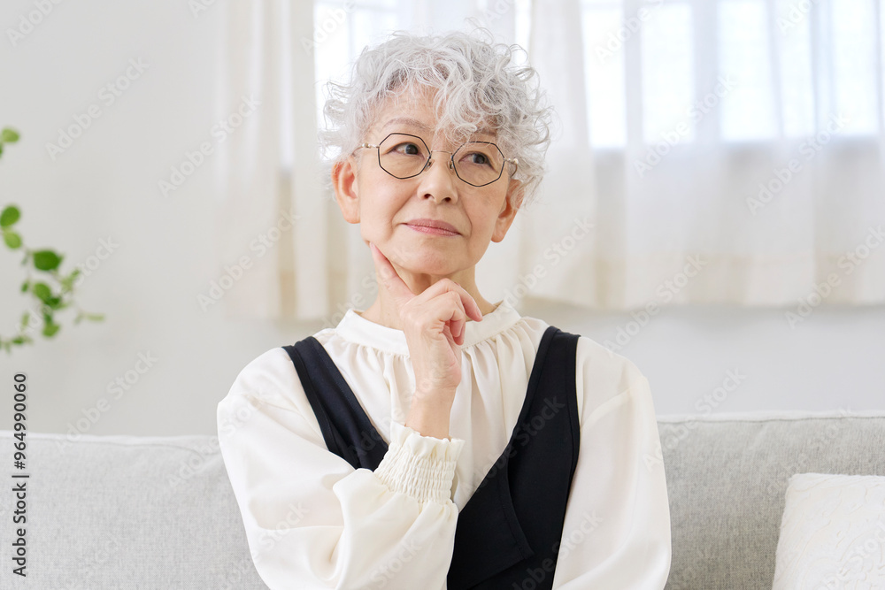 考えるシニア女性　リビング