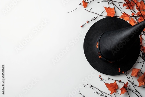 Fundo de Halloween com um chapéu de bruxa e folhas secas, ideal para designs criativos. Espaço livre para texto personalizável. Perfeito para convites, pôsteres e muito mais photo