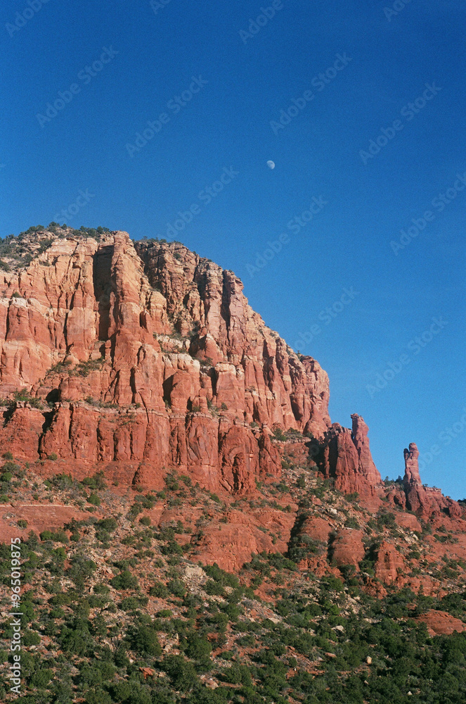 Fototapeta premium sedona red cliffs under blue sky and. moon