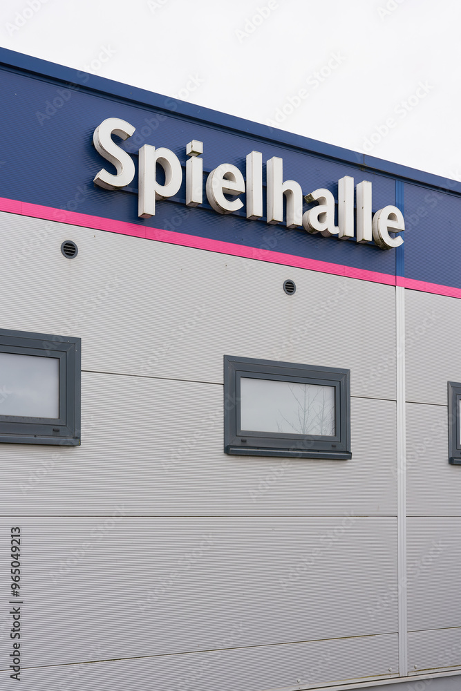 Schriftzug Spiellhalle an der Fassade einer Spielhalle in Deutschland Schriftzug Spiellhalle an der Fassade einer Spielhalle in Deutschland