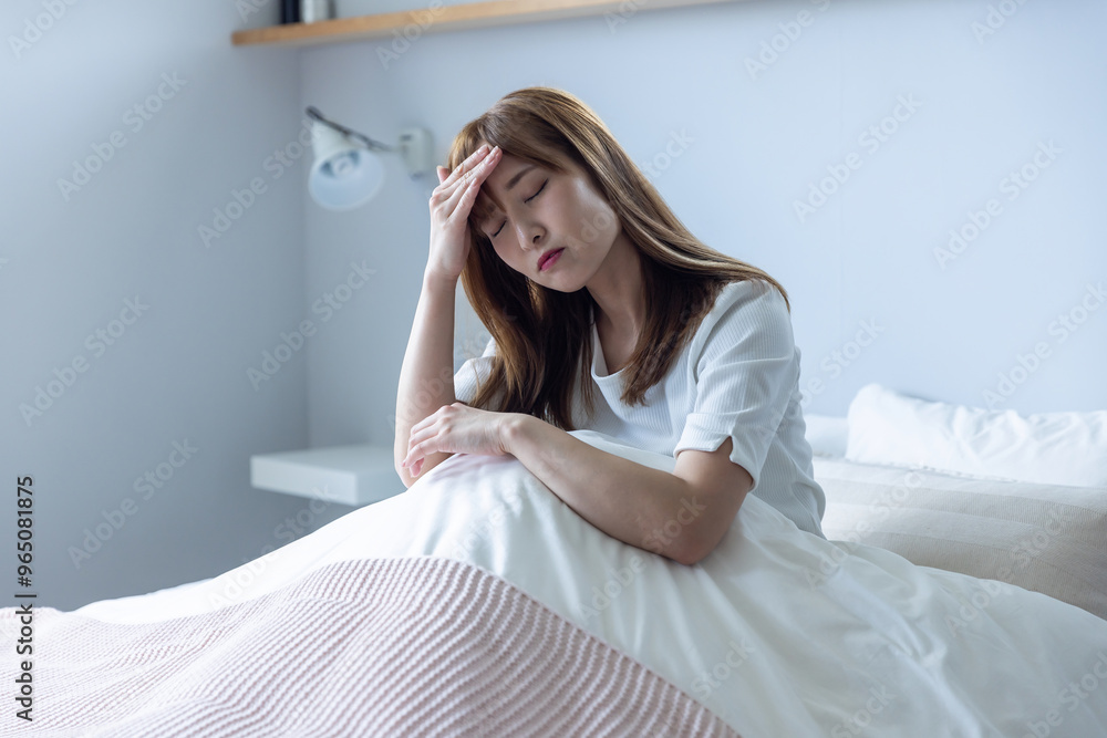 ベットで頭を抱える女性 unwell ベットで頭を抱える女性 unwell