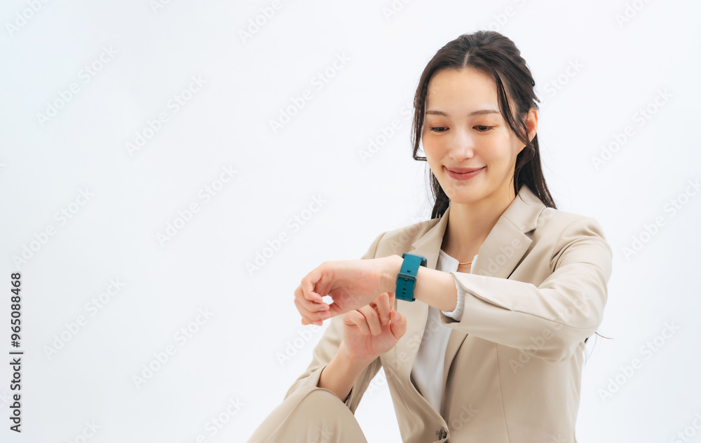 スマートウォッチを使う女性