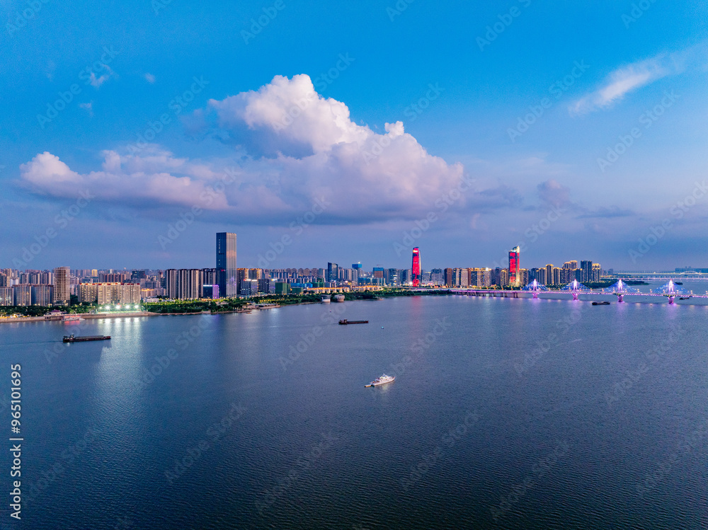 Naklejka premium city skyline at dusk