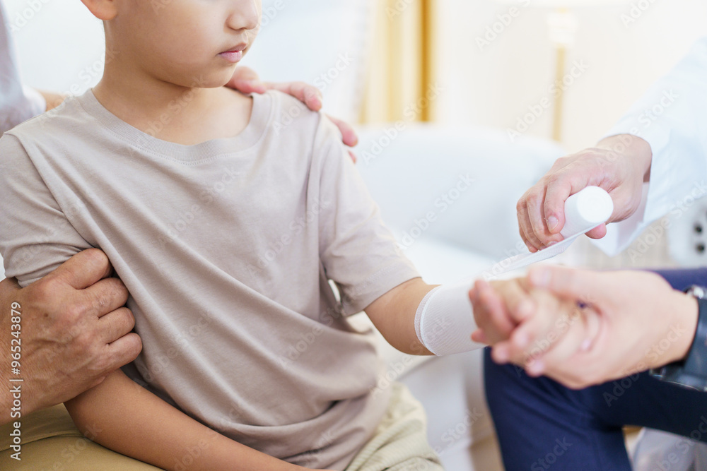 grandfather took his grandson to the hospital for a left arm wound. The doctor calmly treated and bandaged him. grandfather took his grandson to the hospital for a left arm wound. The doctor calmly treated and bandaged him.