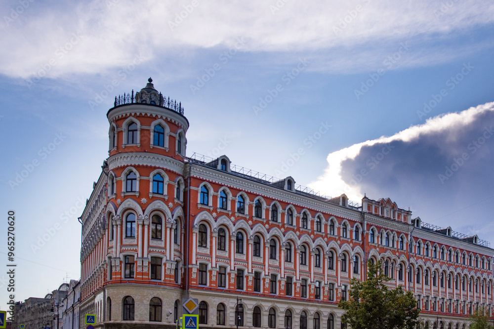 Obraz premium MOSCOW, RUSSIA - August 11, 2024 : architecture of the new square