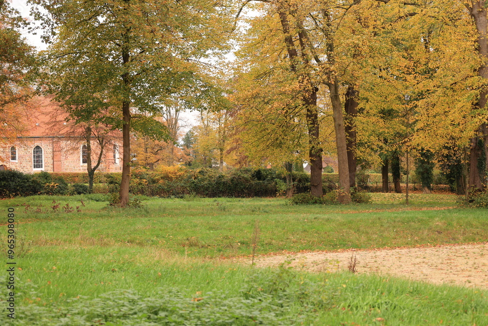 Kleiner Park im Zentrum von Rastede in Niedersachsen Kleiner Park im Zentrum von Rastede in Niedersachsen
