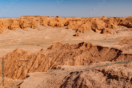 Ebene mit roten Felsen in der Trockenlandschaft der Wüste Gobi in der Mongolei, Zentralasien