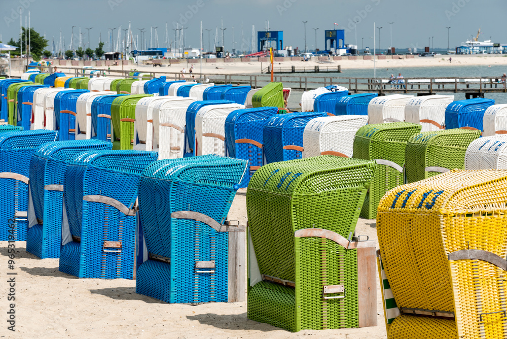 Hinteransicht von Strandkörben an einem nordfriesischem Strand in Reih und Glied Hinteransicht von Strandkörben an einem nordfriesischem Strand in Reih und Glied