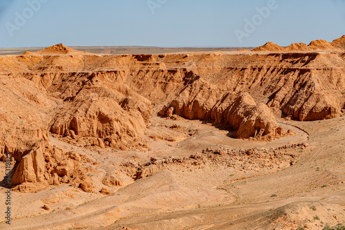 Ebene mit roten Felsen in der Trockenlandschaft der Wüste Gobi in der Mongolei, Zentralasien photo