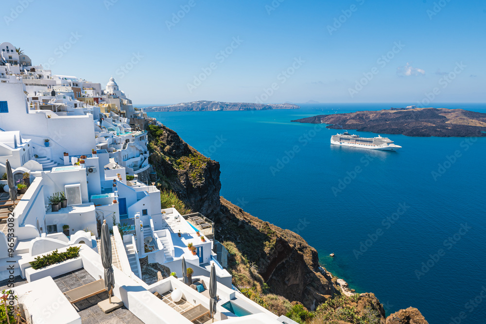 Obraz premium White architecture in Santorini island, Greece. Beautiful sea view in sunny day.