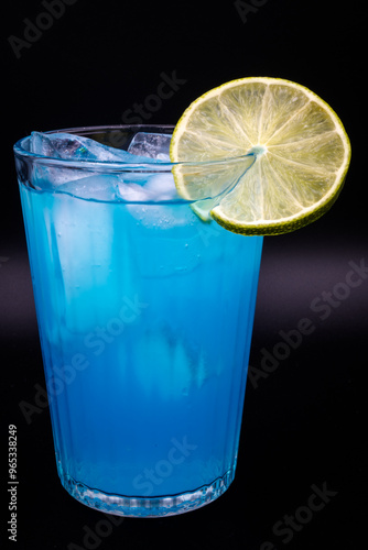 Obraz na płótnie Blue drink in a decorative glass
w salonie