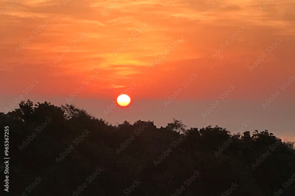 Obraz premium 茜色の朝日