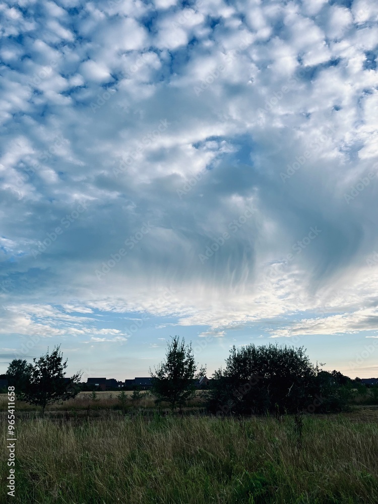 Obraz premium Fantastic evening sky in field in the countryside, fantastic heavens