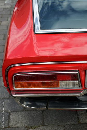 Rücklicht und Heck eines italienischen Achtzylinder Sportwagen und Coupé der Siebzigerjahre in Rot beim Oldtimertreffen Italian Day im Lenkwerk in Bielefeld im Teutoburger Wald in Ostwestfalen-Lippe
