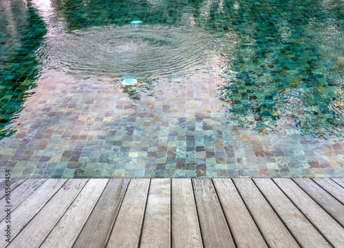 Remous de piscine, plage en bois photo