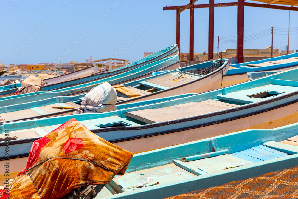 Φωτογραφία Wooden fishing boats with motors covered with sand on a beach in the port city of Al Ashkhara