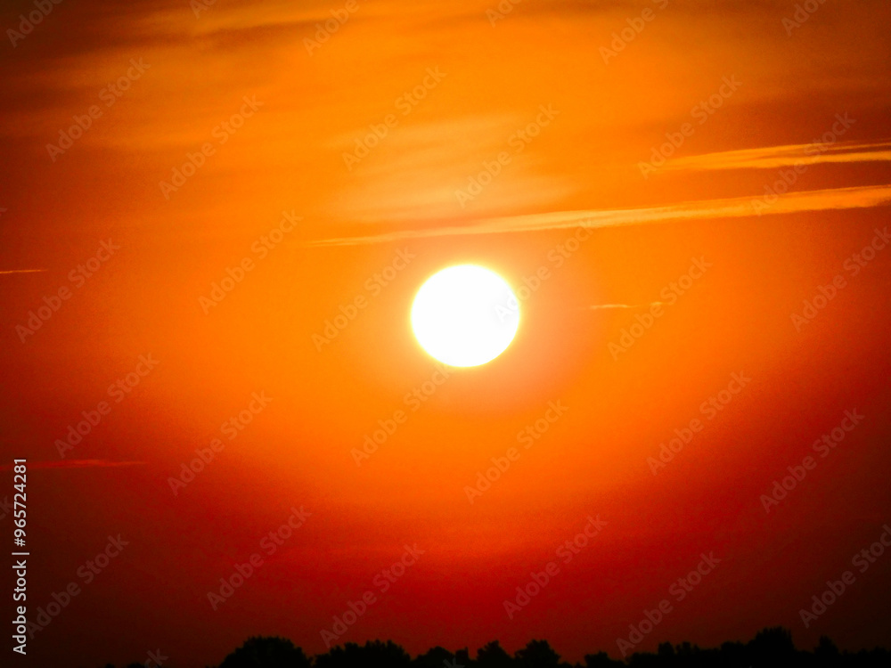 Der Sonnenaufgang über dem Dorf Der Sonnenaufgang über dem Dorf