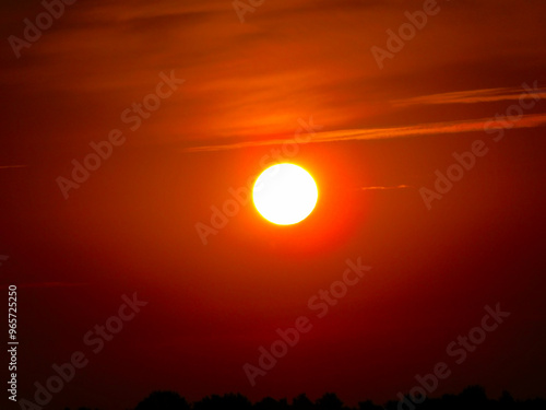 Der Sonnenaufgang über dem Dorf