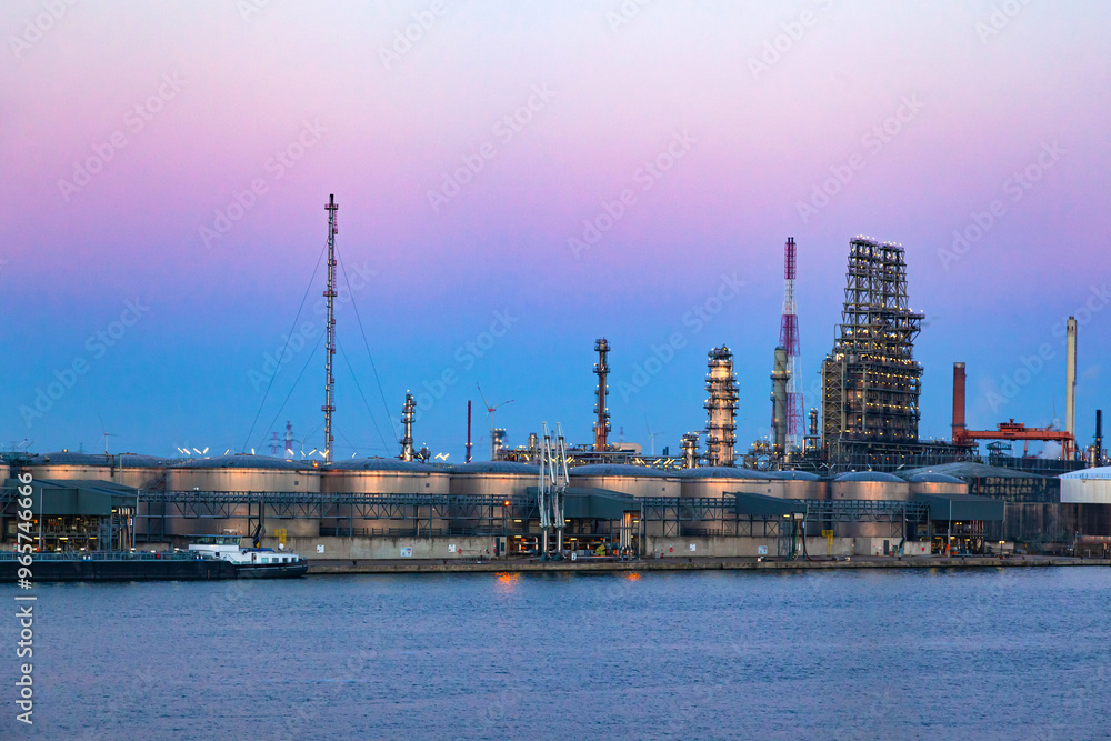 Obraz premium Oil ship docked at the oil berth in oil refinery.