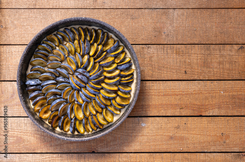 Frisch gebackener Zwetschgenkuchen mit Hefeteig und Steuseln