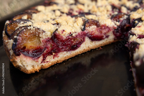 Frisch gebackener Zwetschgenkuchen mit Hefeteig und Steuseln close up