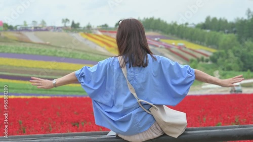 花畑の中でポーズをとる女性